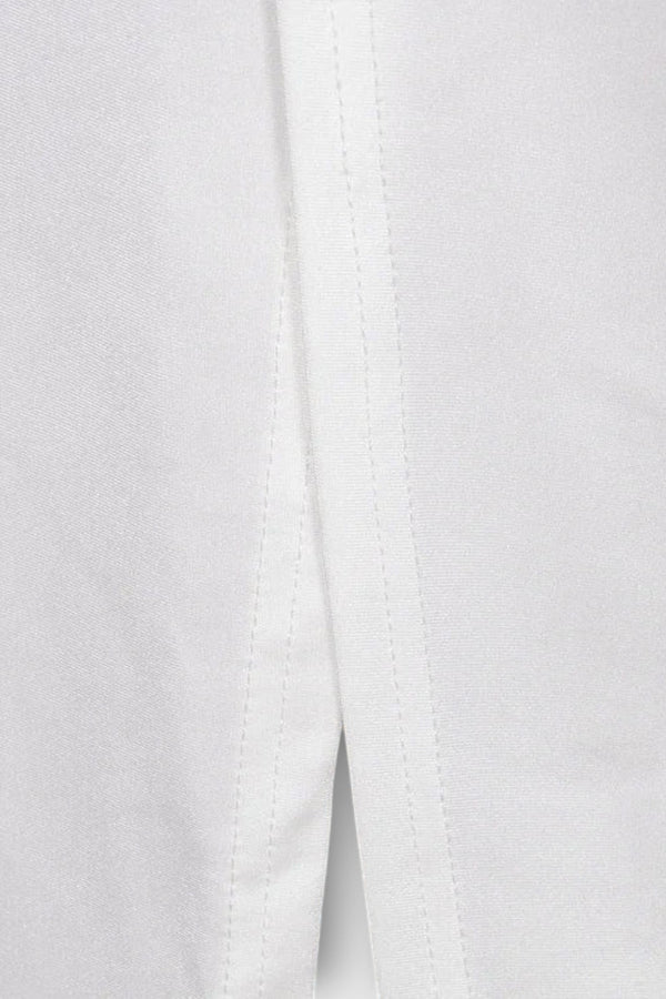 Selah - Weißes Langarmkleid mit Taillenausschnitt und Strassakzenten