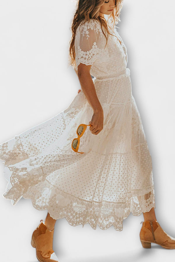 Lacey Midikleid mit V-Ausschnitt und kurzen Ärmeln