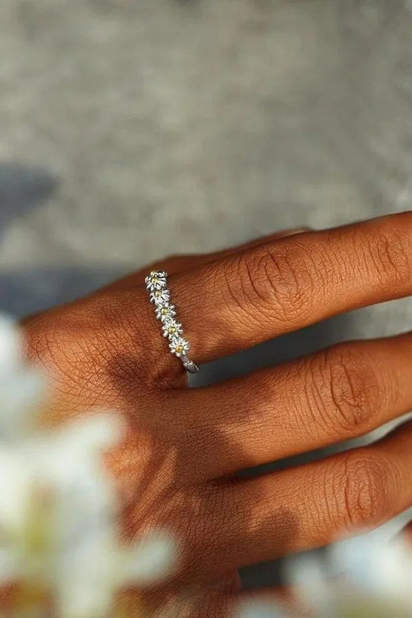 Verstellbarer Silberring mit handgemaltem Gänseblümchen aus Emaille