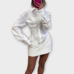 Indie - Langärmliges weißes plissiertes Hemdkleid