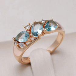 Goldring mit blauen Zirkonia