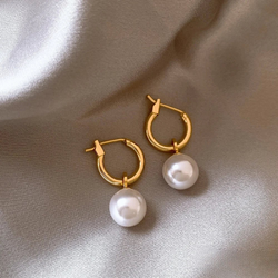Elegante Ohrringe mit goldenen Perlen