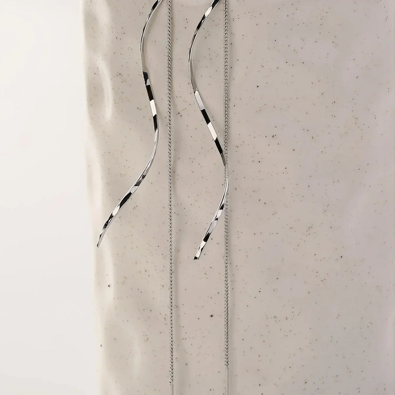 Lange Ohrringe mit Gewelltem Design