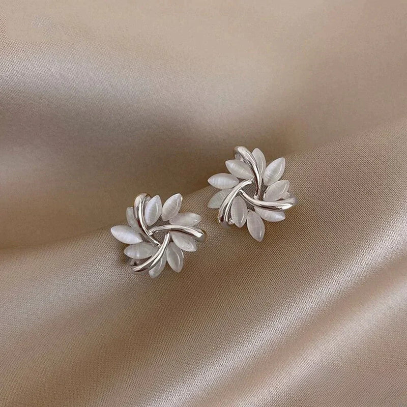 Elegante Goldohrringe mit exquisiten Opal-Blütenmotiven